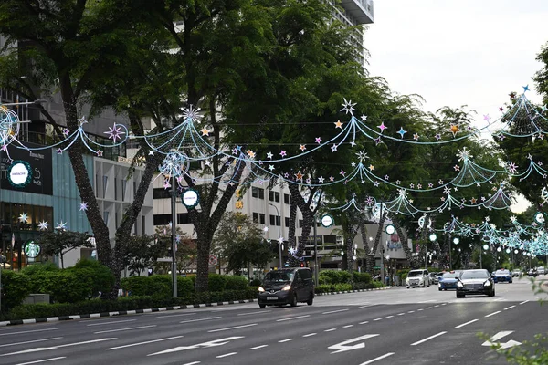 Сингапур Dec 2022 Рождественские Украшения Сингапурской Орчард Роуд Улица Деревьями — стоковое фото