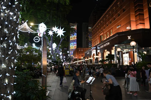 Сингапур Dec 2022 Рождественские Украшения Сингапурской Орчард Роуд Улица Деревьями — стоковое фото