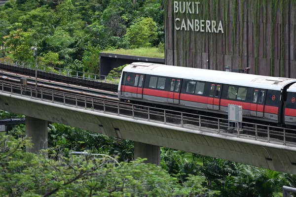 Сембаванг Сингапур Октября 2022 Сингапурский Массовый Скоростной Поезд Mrt Едет — стоковое фото