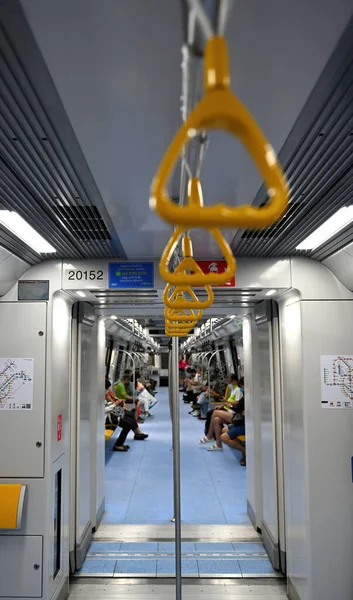 Singapur Dezember 2022 Passagier Mit Maske Und Stuhl Einem Schnellzug — Stockfoto