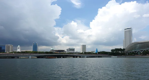 シンガポール 2022年11月28日 シンガポールダックツアーは 改装された水陸両用ベトナム戦争クラフトに乗って1時間の土地と海の冒険に観光客をもたらします — ストック写真