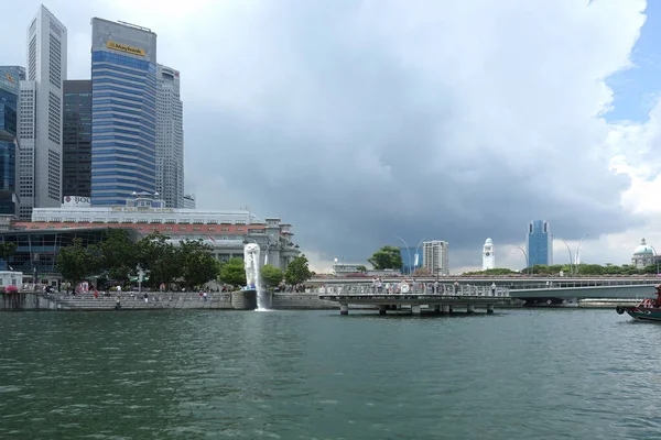シンガポール 2022年11月28日 シンガポールダックツアーは 改装された水陸両用ベトナム戦争クラフトに乗って1時間の土地と海の冒険に観光客をもたらします — ストック写真
