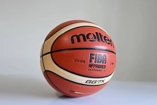 Singapur Dezember 2022 Großaufnahme Eines Geschmolzenen Basketballs Auf Dem Boden Stockbild