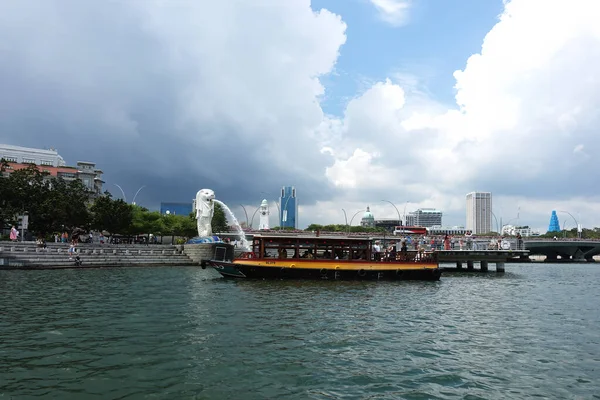 シンガポール 2022年11月28日 シンガポールダックツアーは 改装された水陸両用ベトナム戦争クラフトに乗って1時間の土地と海の冒険に観光客をもたらします ストック写真