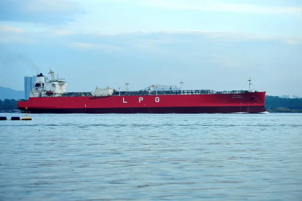 シンガポール 2022年10月23日 ジョホール海峡におけるLpg船の海上輸送 シンガポール北部のセンバワンMrt Ns11 に近いセンバワンに位置しています ロイヤリティフリーのストック画像