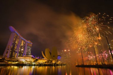Singapur - 15 Temmuz 2023: Ulusal Gün Geçidi (NDP), Marina Körfezi, Singapur 'da havai fişek gösterisi. Singapur, arkaplan, soyut, su, gökyüzü, seyahat, şehir, ışık, bina, havai fişekler, ateş, mutlu, mavi, renk, 