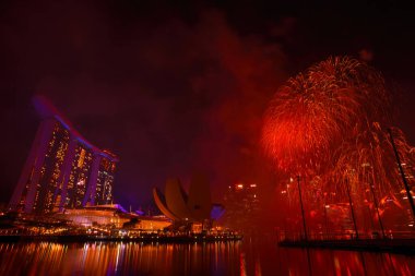 Singapur - 22 Temmuz 2023: Ulusal Gün Geçidi (NDP) Marina Körfezi, Singapur 'da havai fişek gösterisi.  