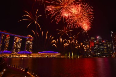 Singapur - 22 Temmuz 2023: Ulusal Gün Geçidi (NDP) Marina Körfezi, Singapur 'da havai fişek gösterisi.  