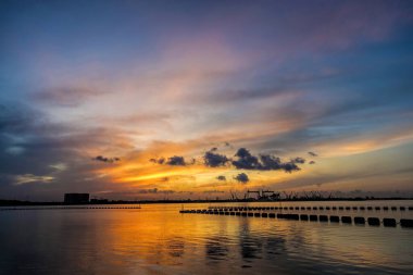 Sembawang sahilinde güneş doğuyor. Singapur 'daki Su-Venture Sembawang' da Jetty yakınlarında..