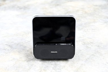 SINGAPORE - 31 Ekim 2022: Philips DC315 Alarm Saat Radyosu, iPhone, iPod Yanaşma İstasyonu 'nu Mp3 Bağlantı Artırılmış Stereo Hoparlörleri ile kapatın. 