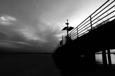 Singapur 'da Sembawang sahilinde gün doğumu. 