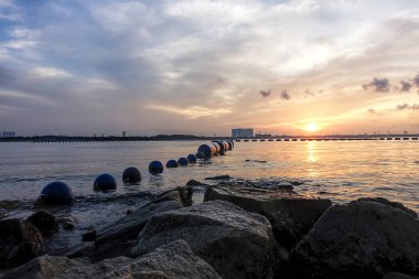 Singapur 'da Sembawang sahilinde gün doğumu. 