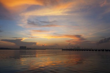 Singapur 'da Sembawang sahilinde gün doğumu. 