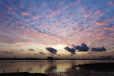 Singapur 'da Sembawang sahilinde gün doğumu. 