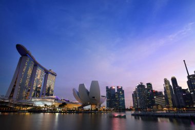 ŞARKI - 15 Temmuz 2023: Günbatımında Marina Körfezi şehir manzarası, Singapur.