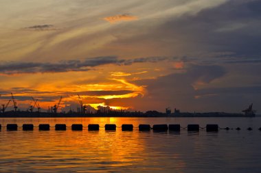 Kumsalda bulutlu gökyüzü ile güzel bir gün doğumu.