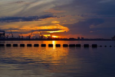 Kumsalda bulutlu gökyüzü ile güzel bir gün doğumu.