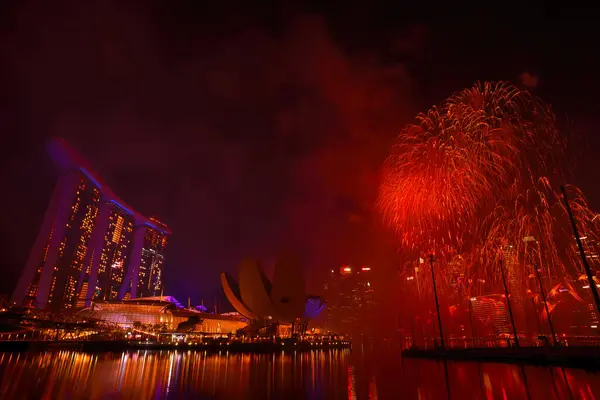 Singapur - 22 Temmuz 2023: Ulusal Gün Geçidi (NDP) Marina Körfezi, Singapur 'da havai fişek gösterisi.  