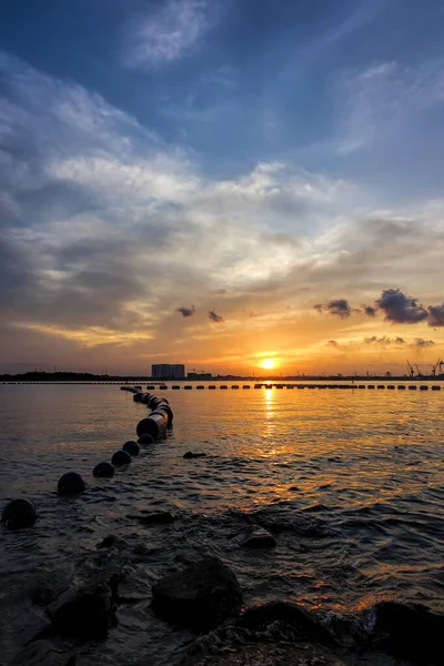 Singapur 'da Sembawang sahilinde gün doğumu. 