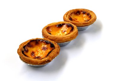 Beyaz arkaplanda izole edilmiş yumurta tartı, seçici odak.