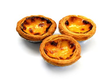 Beyaz arkaplanda izole edilmiş yumurta tartı, seçici odak.