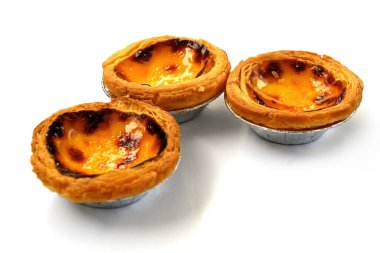 Beyaz arkaplanda izole edilmiş yumurta tartı, seçici odak.