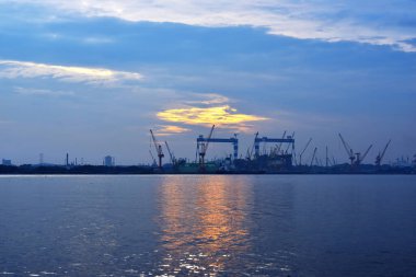 Kumsalda bulutlu gökyüzü ile güzel bir gün doğumu.