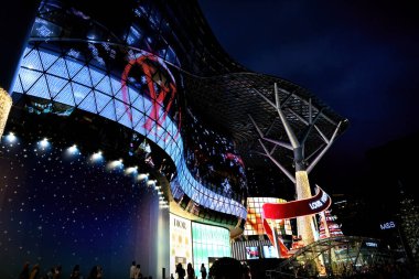 SINGAPORE - 19, 2023 Singapur Orchard Yolu 'nda Noel Dekorasyonu. Noel ağaçlarının, mücevherlerin, balonun ve giyinik alışveriş merkezlerinin olduğu cadde.. 