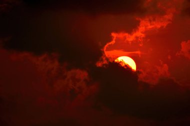 Kumsalda bulutlu gökyüzü ile güzel bir gün doğumu.