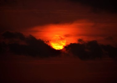 Kumsalda bulutlu gökyüzü ile güzel bir gün doğumu.