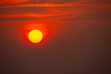 Kumsalda bulutlu gökyüzü ile güzel bir gün doğumu.