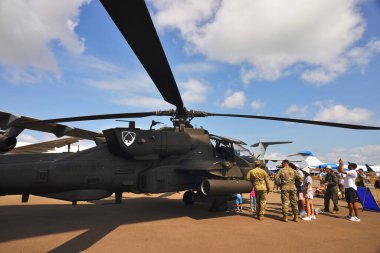 ŞARKI - 24 Şubat 2024: Singapur Hava Gösterisi 2024 Singapur Changi Sergi Merkezi 'nde Boeing Apache saldırı helikopteri gösterisi. 