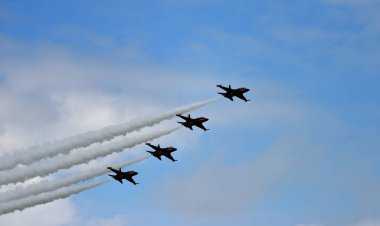 ŞARKI - 24 Şubat 2024: RKAF Black Eagles Aerobatic Team Singapur Hava Gösterisi 2024 'te Singapur Changi Sergi Merkezi' nde akrobatik performans. 
