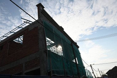 Hala geliştirme ve inşaat aşamasında olan bir dükkan, seçici odak noktası.