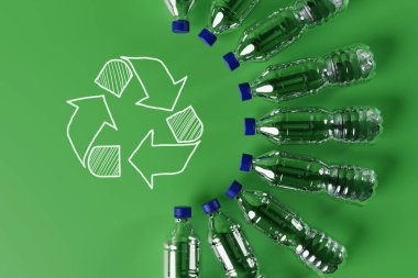 Geri dönüşüm ikonlu plastik şişeler ve boyalı geri dönüşüm okları. Doğa ve çevre koruma kavramı. Plastik geri dönüşüm. 3d hazırlayıcı