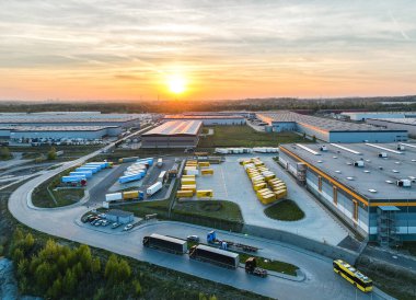 Sosnowiec, 10 Mayıs 2022, Polonya, Amazon depoları insansız hava aracının fotoğrafları. Polonya 'daki Amazon depoları için hava fotoğrafları, Sosnowiec. Çevrimiçi mağaza kavramı, Amazon satışı.