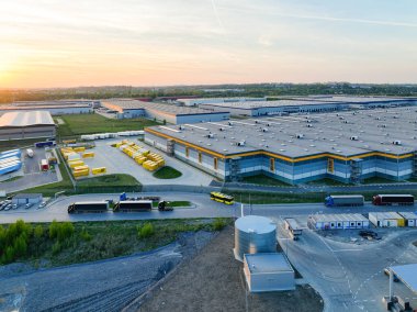Sosnowiec, 10 Mayıs 2022, Polonya, Amazon depoları insansız hava aracının fotoğrafları. Polonya 'daki Amazon depoları için hava fotoğrafları, Sosnowiec. Çevrimiçi mağaza kavramı, Amazon satışı.