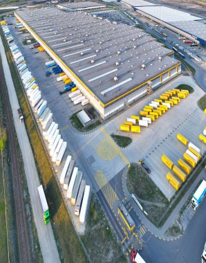 Sosnowiec, 10 Mayıs 2022, Polonya, Amazon depoları insansız hava aracının fotoğrafları. Polonya 'daki Amazon depoları için hava fotoğrafları, Sosnowiec. Çevrimiçi mağaza kavramı, Amazon satışı.
