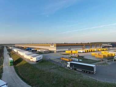Sosnowiec, 10 Mayıs 2022, Polonya, Amazon depoları insansız hava aracının fotoğrafları. Polonya 'daki Amazon depoları için hava fotoğrafları, Sosnowiec. Çevrimiçi mağaza kavramı, Amazon satışı.