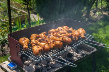 Açık havada ızgara, barbekü. Açık havada ızgara sosis ve tavuk..