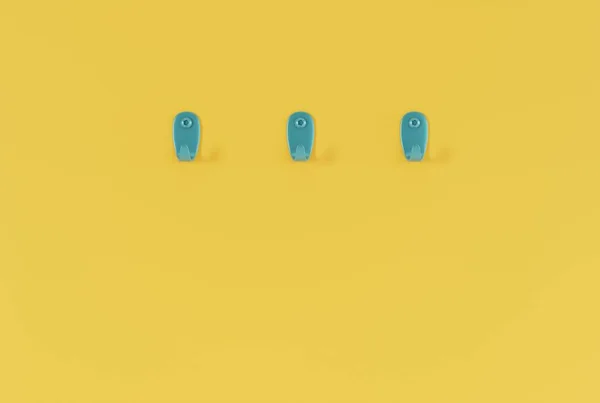 Hangers Aan Een Gele Muur Minimalistisch Concept Handdoeken Ophangen Kleren — Stockfoto