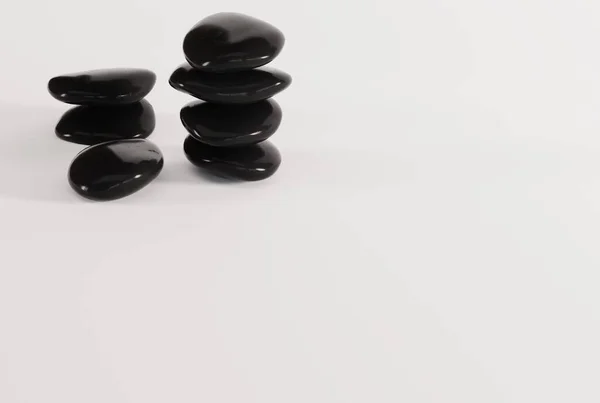Zwarte Decoratieve Stenen Een Lichte Achtergrond Het Concept Van Inrichting — Stockfoto