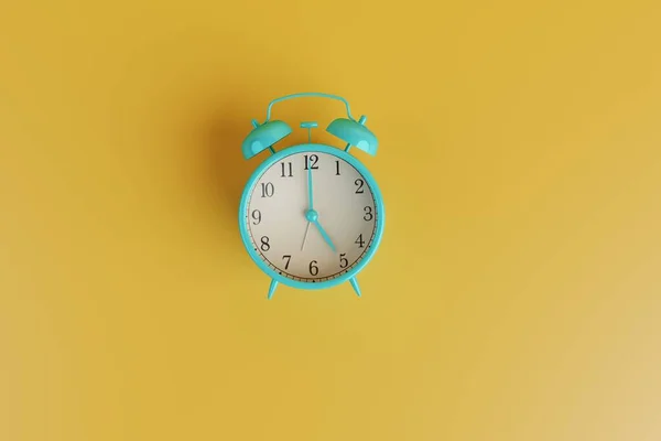 黄色の背景にターコイズレトロ目覚まし時計 目を覚ますの概念は 午前中に立ち上がる 鐘を背景に見てください 3Dレンダリング 3Dイラスト — ストック写真