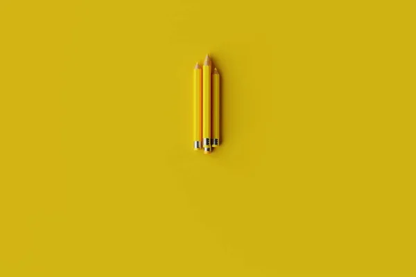 黄色の背景に黄色の鉛筆3本 学校の概念 学校に戻る 3Dレンダリング — ストック写真