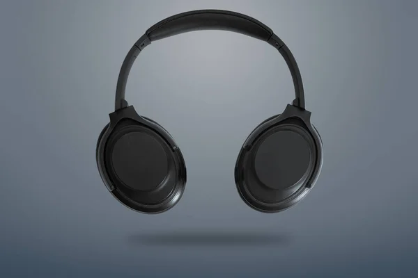 Bilgisayar Kulaklıkları Koyu Gri Arka Planda Siyah Kulaklıklar Müzik Dinleme — Stok fotoğraf