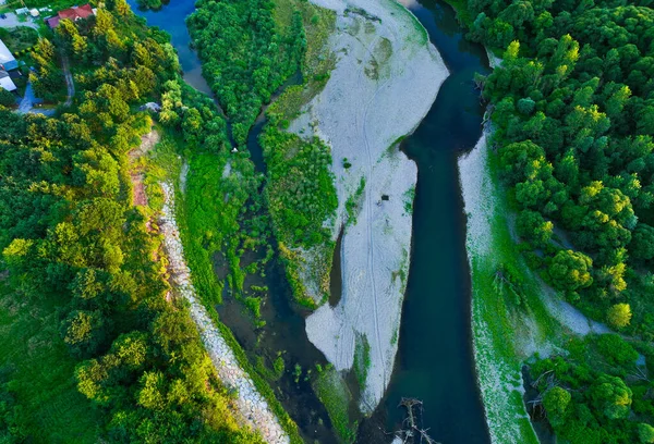 Ein Felsiger Fluss Inmitten Eines Waldes Luftaufnahme Des Ruhigen Flusses — Stockfoto