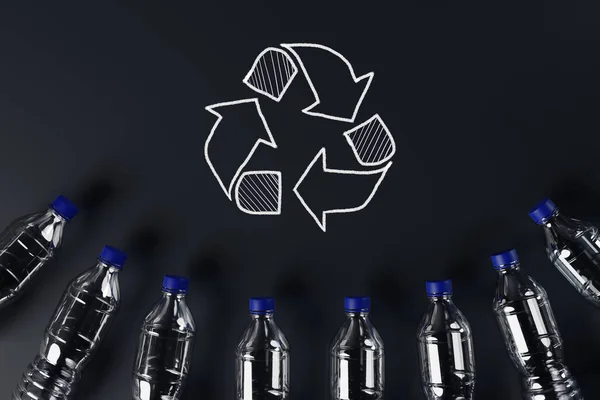 Plastic Flessen Met Het Recyclagepictogram Geschilderde Recyclingpijlen Begrip Natuur Milieubescherming — Stockfoto