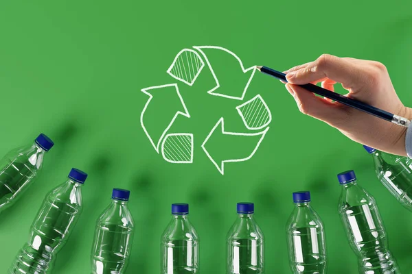 Garrafas Plástico Com Ícone Reciclagem Setas Reciclagem Pintadas Conceito Protecção — Fotografia de Stock