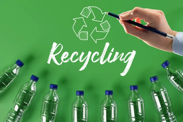 Plastikowe Butelki Ikoną Recyklingu Malowane Strzałki Recyklingu Recyklingu Słowa Koncepcja — Zdjęcie stockowe