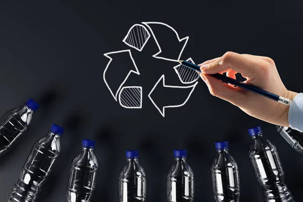 Plastikflaschen Mit Dem Recycling Symbol Und Bemalten Recycling Pfeilen Konzept — Stockfoto